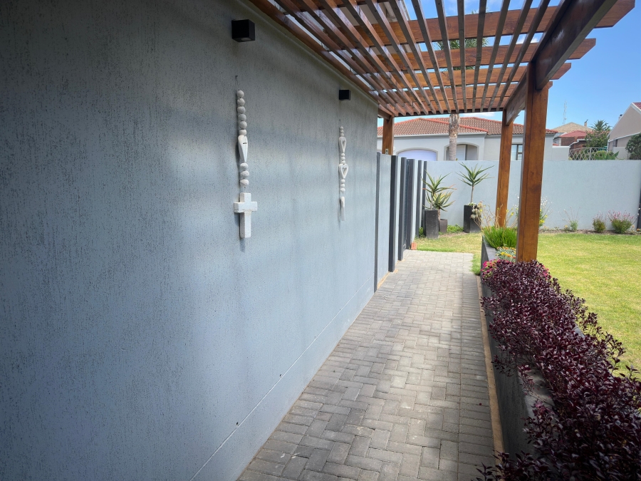 3 Bedroom Property for Sale in Wavecrest Eastern Cape